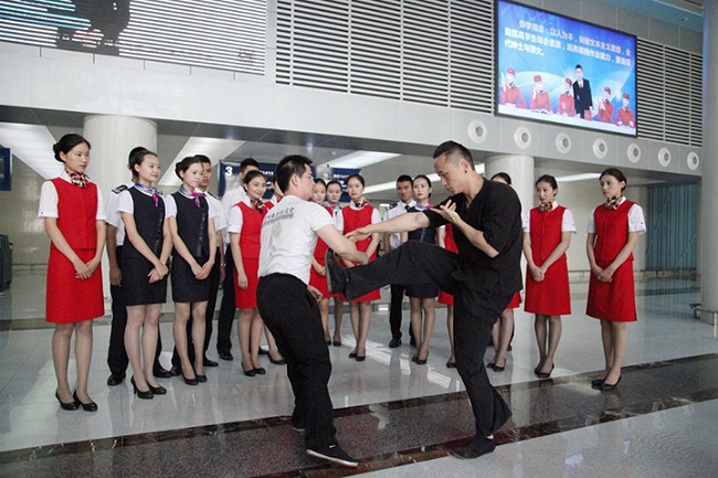 Ужасающая подготовка китайских стюардесс