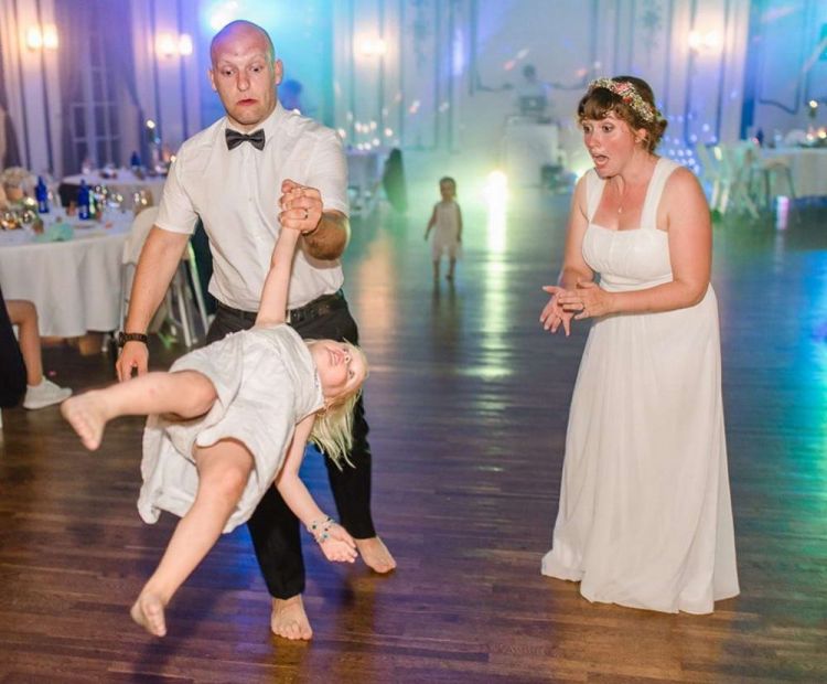 25 Strange Wedding Photos That Will Definitely Make You Laugh