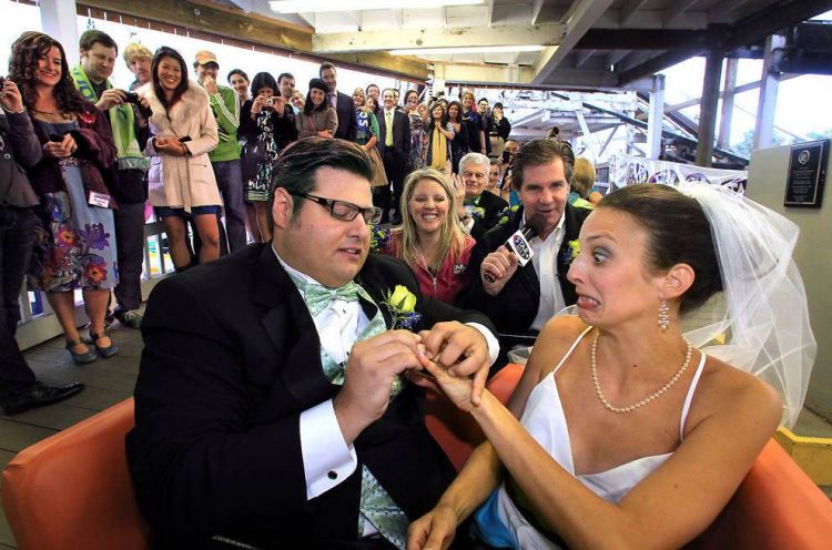 25 Strange Wedding Photos That Will Definitely Make You Laugh