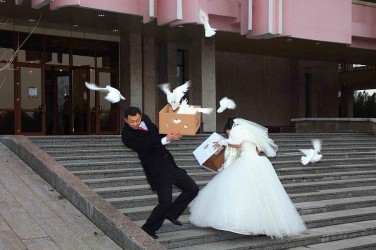 25 Strange Wedding Photos That Will Definitely Make You Laugh