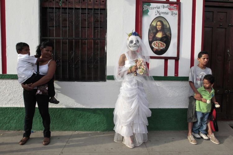 25 Strange Wedding Photos That Will Definitely Make You Laugh