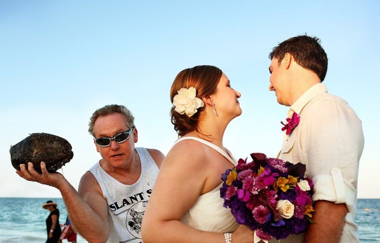 25 Strange Wedding Photos That Will Definitely Make You Laugh