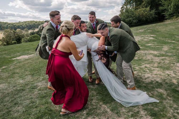 25 Strange Wedding Photos That Will Definitely Make You Laugh