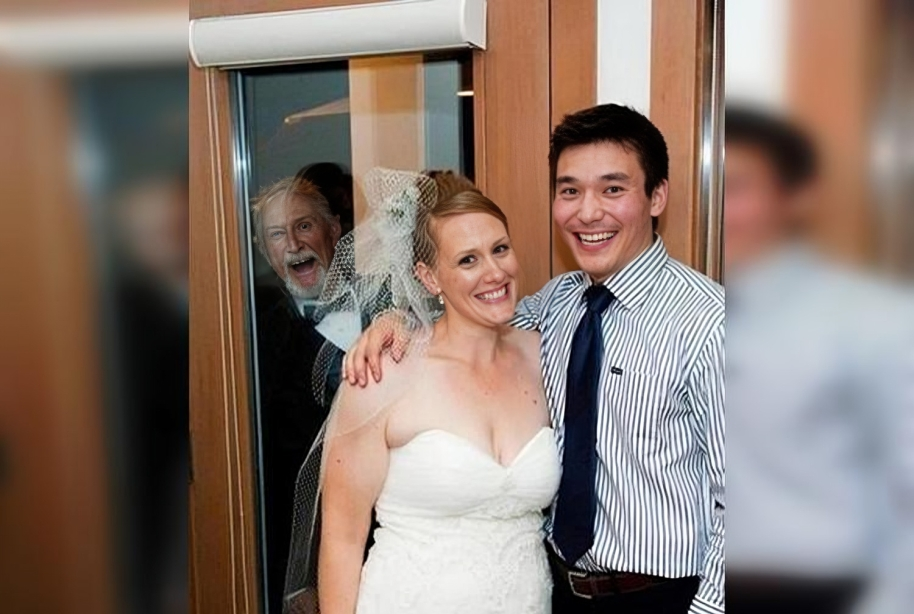 40 Hilarious Photos Where the Background Steals the Show