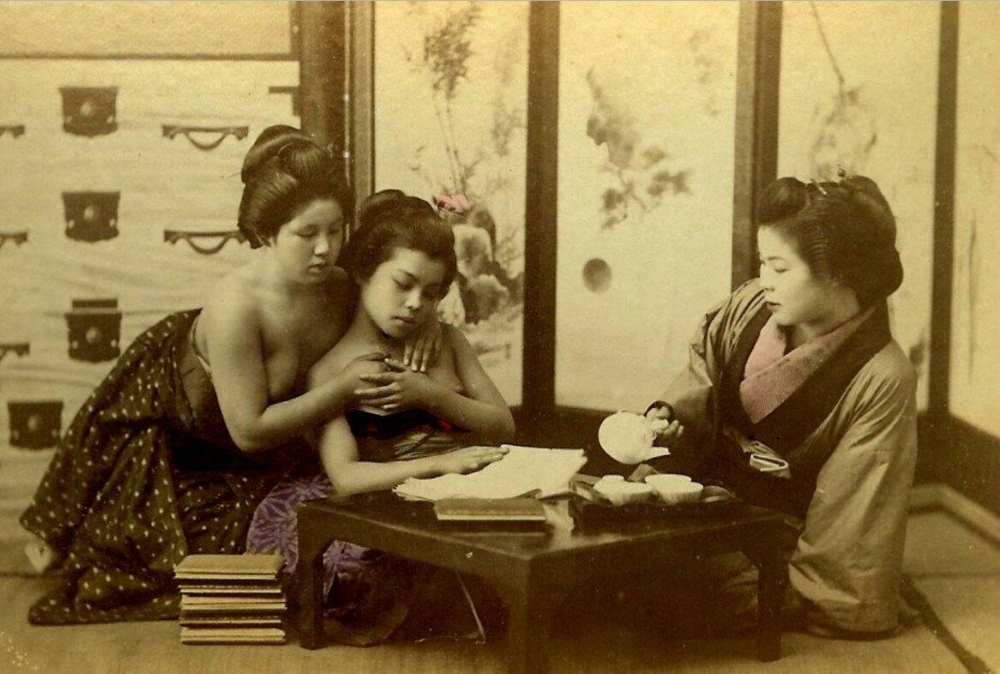 Beyond the Kimono: Candid Moments with Japanese Geishas